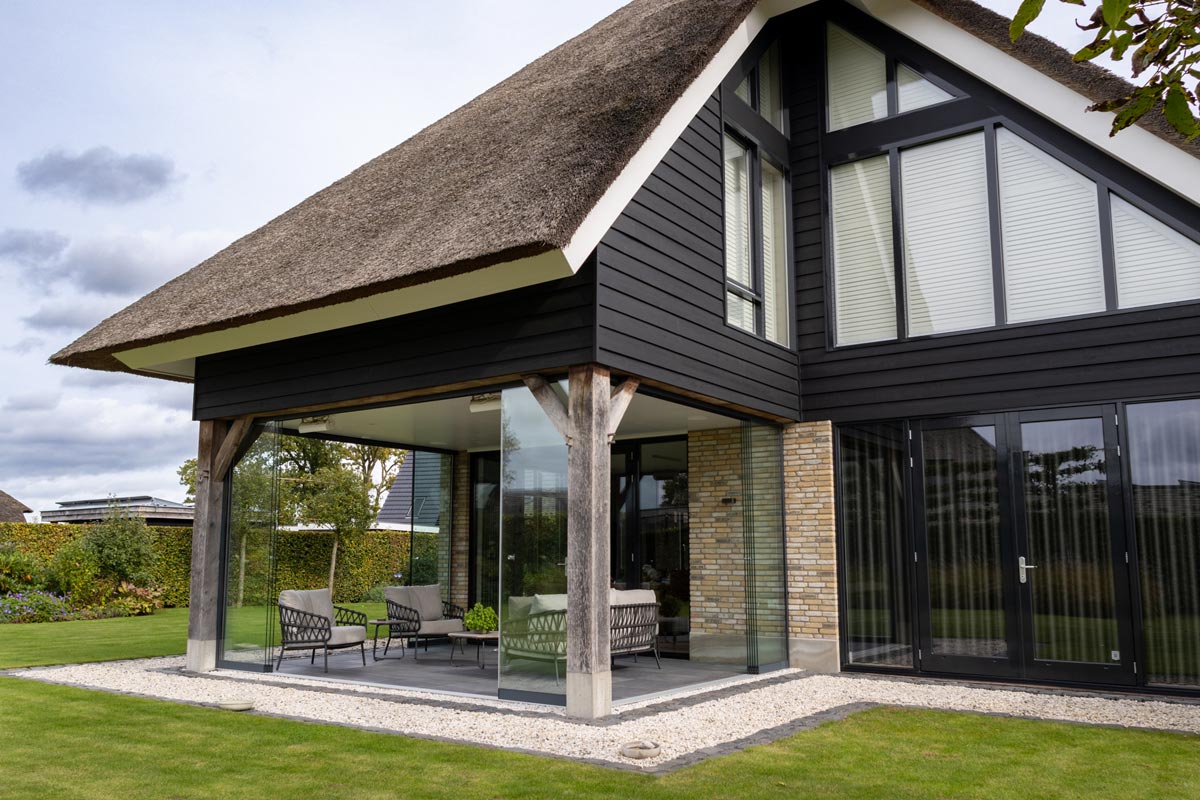 glazen-schuifwanden-onder-bestaande-overkapping-in-berkel-enschot-04_project2024_outdoorpleasure